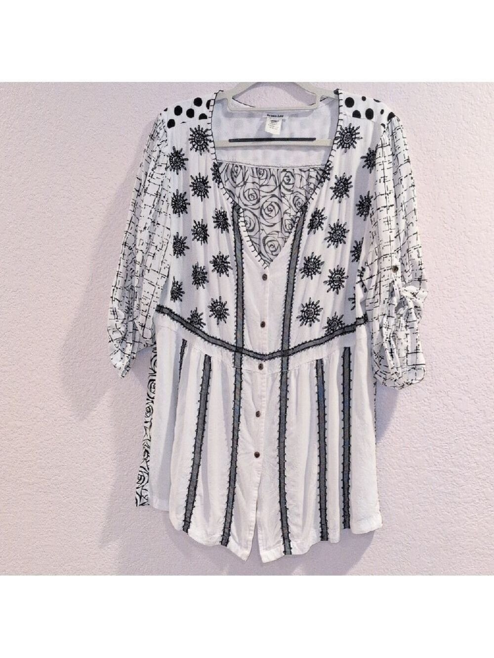 Krista Lee Button down Black And White Blouse,3/4 Sleeves,V Neck , Size Large.
